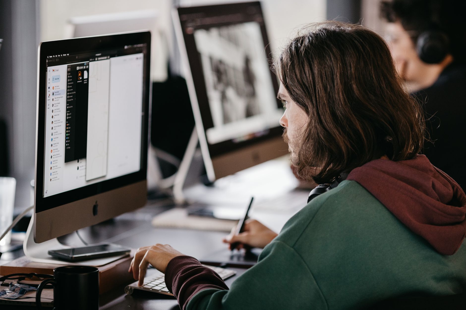 Full-time freelance designer at work in a studio, who has no paycheck withholding to adjust